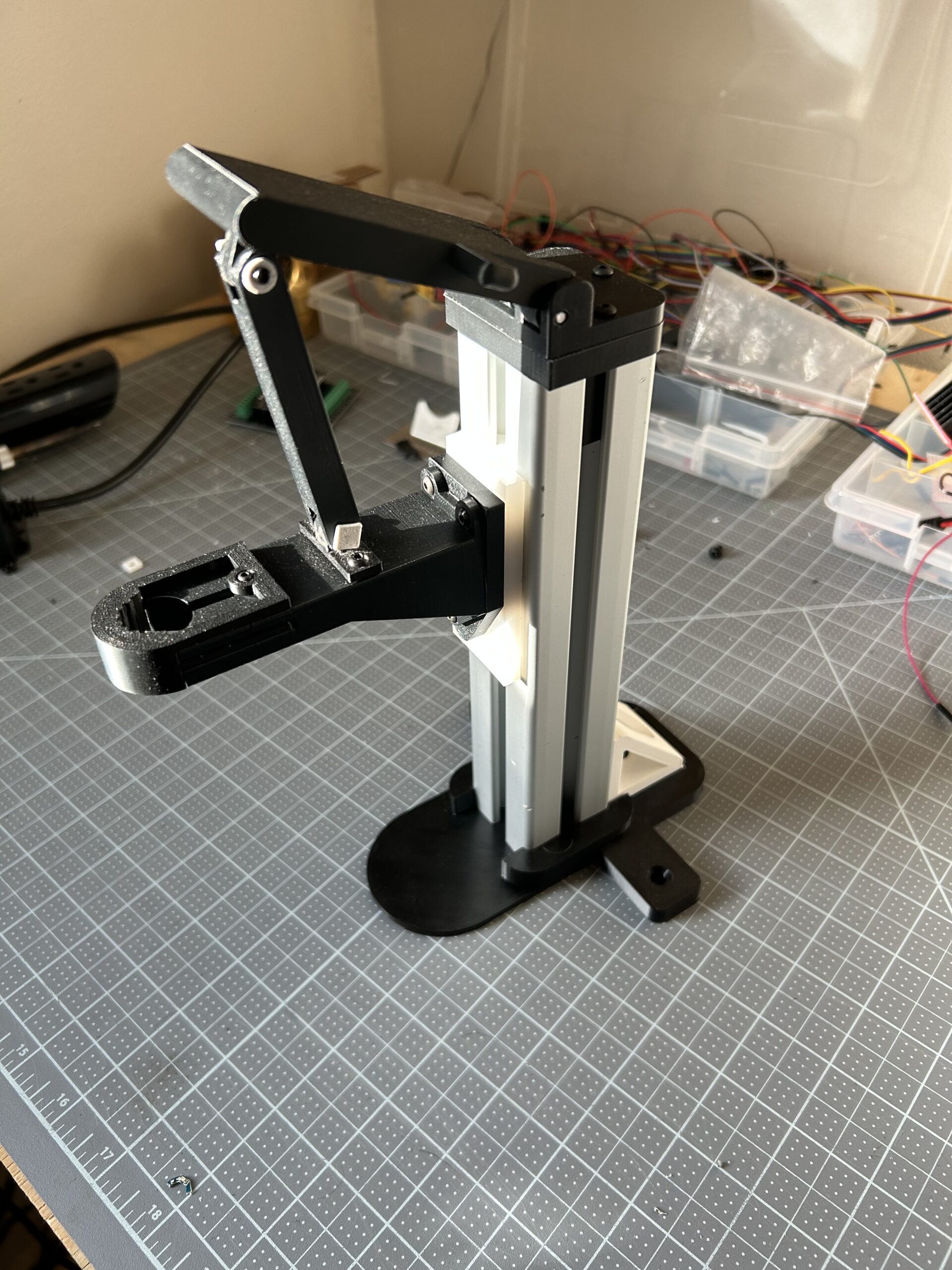 3D printed hinged case for a wireless mouse